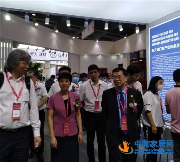 秦占学为安义“全国铝型材流通示范基地”授牌(图4)