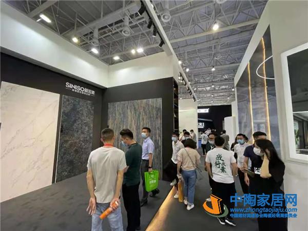 “全岩空间”备受推广 ,大规格通体岩板成主流(图5) “全岩空间”备受推广 ,大规格通体岩板成主流(图5)